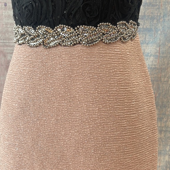 - In excellent condition Woman’s City Triangles dress. Size is 9. - Picture 5 of 16